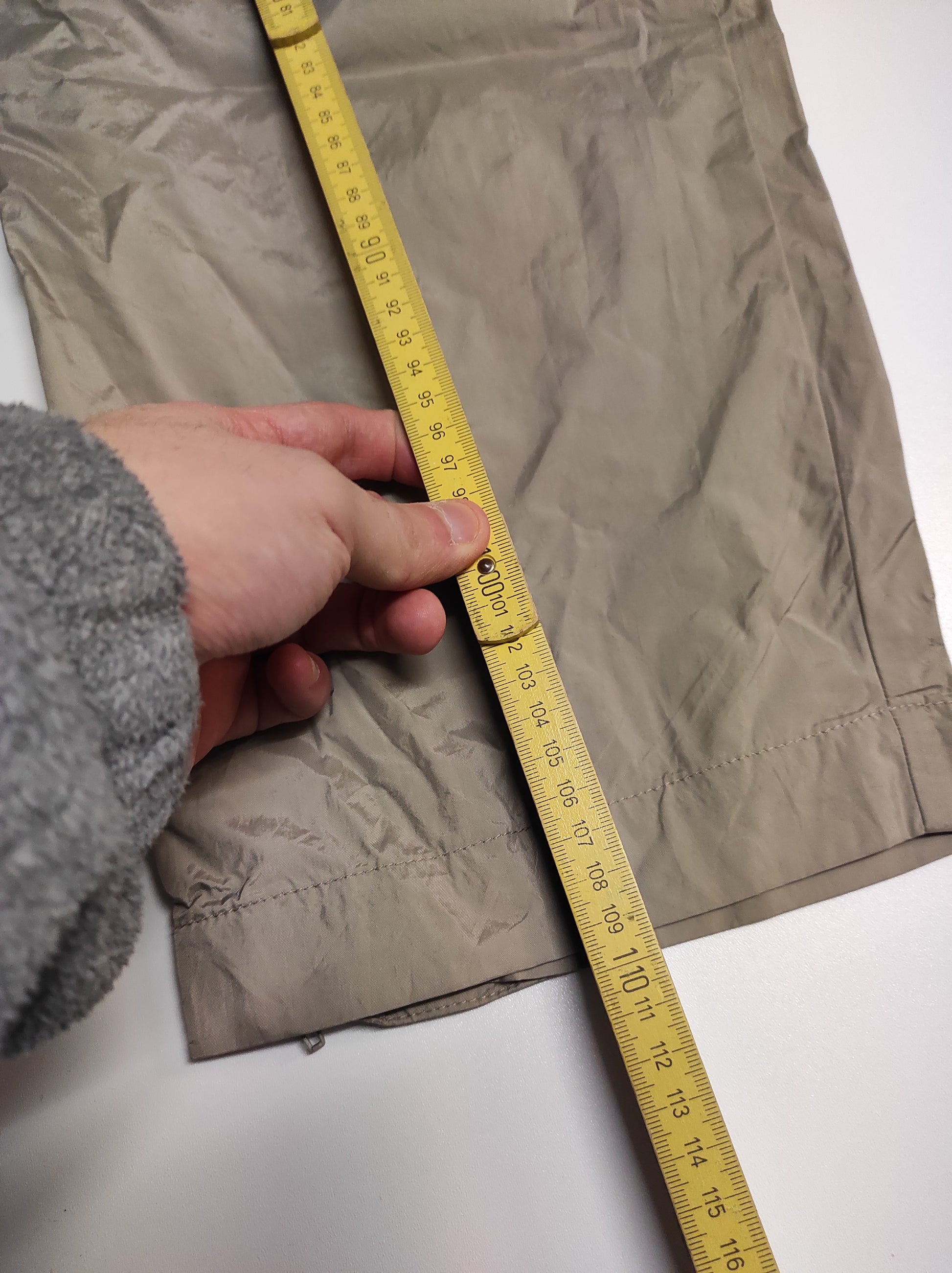 Entdecke unsere Vintage Track Pants von Nike und anderen Marken, erhältlich bei Valuxery.de - Dein Shop für trendige Vintage - Kleidung. Unsere Track Pants sind aus hochwertigen Materialien und