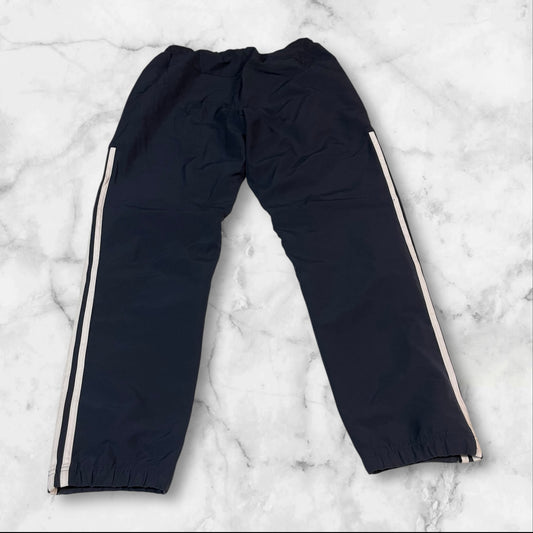 Entdecke unsere Vintage Track Pants von Nike und anderen Marken, erhältlich bei Valuxery.de - Dein Shop für trendige Vintage - Kleidung. Unsere Track Pants sind aus hochwertigen Materialien und