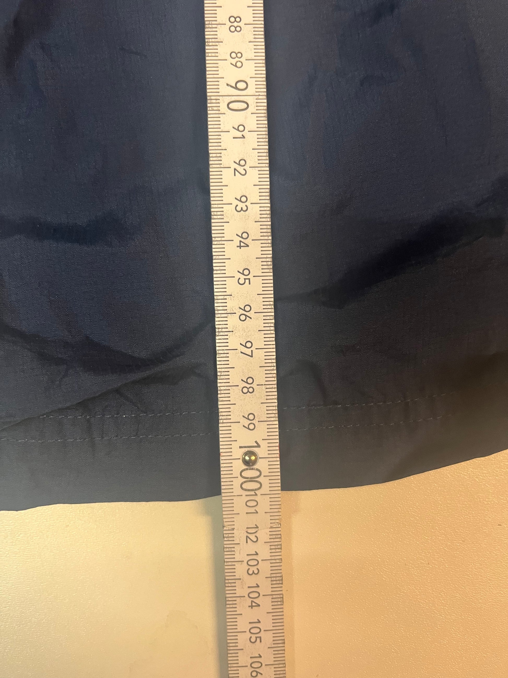 Entdecke unsere Vintage Track Pants von Nike und anderen Marken, erhältlich bei Valuxery.de - Dein Shop für trendige Vintage - Kleidung. Unsere Track Pants sind aus hochwertigen Materialien und