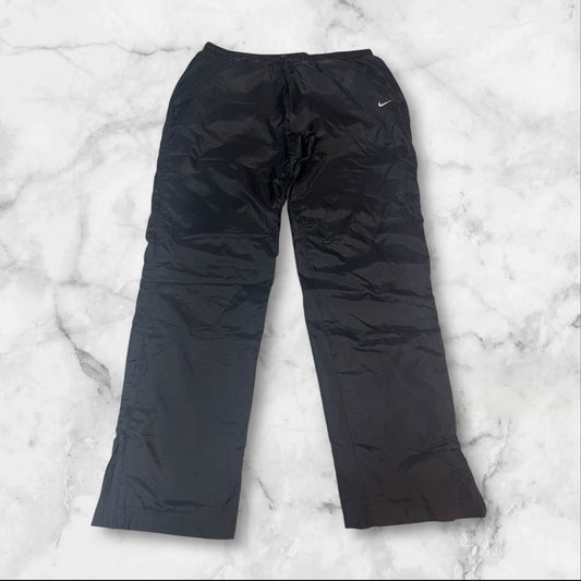 Entdecke unsere Vintage Track Pants von Nike und anderen Marken, erhältlich bei Valuxery.de - Dein Shop für trendige Vintage - Kleidung. Unsere Track Pants sind aus hochwertigen Materialien und