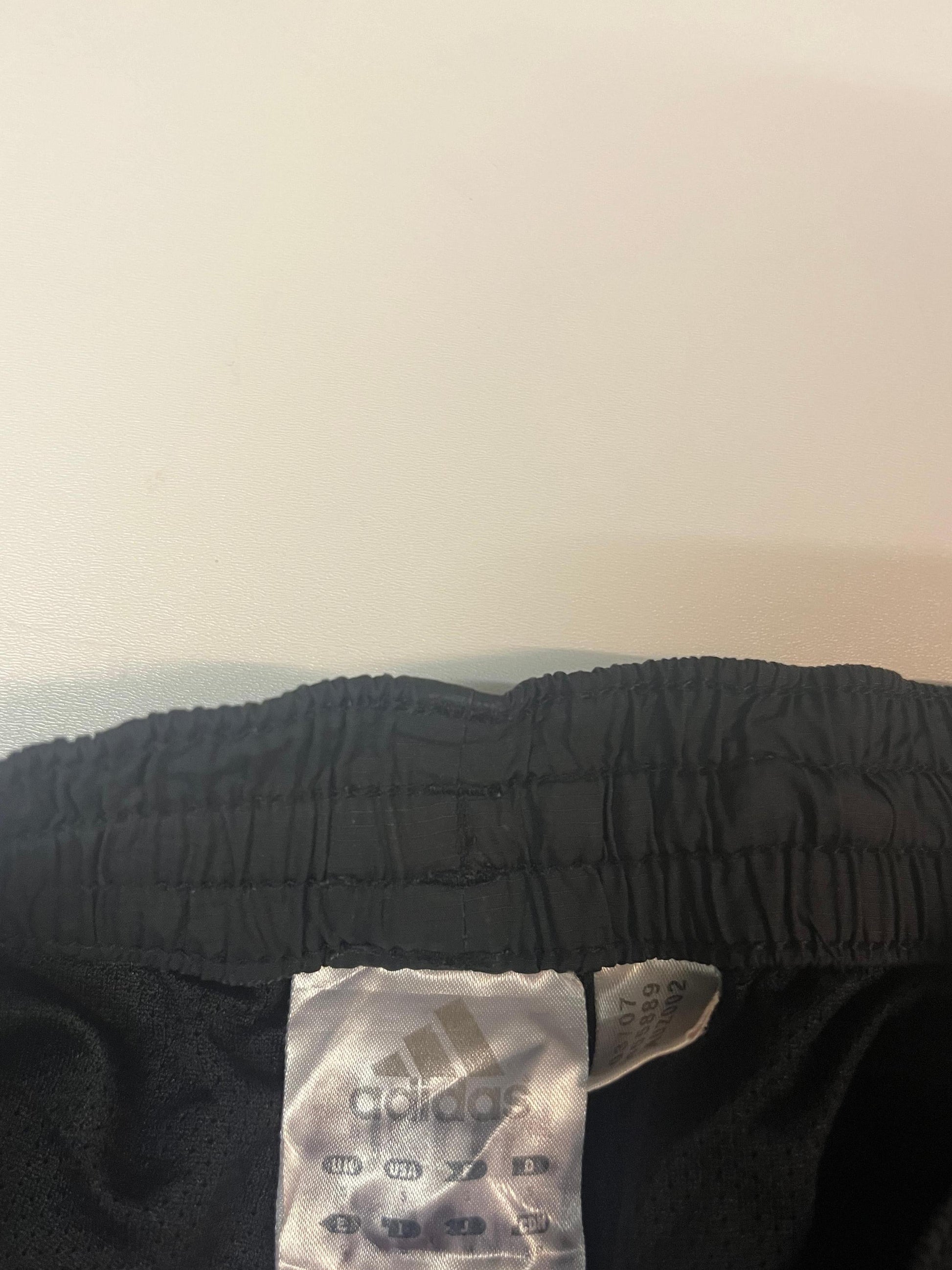 Entdecke unsere Vintage Track Pants von Nike und anderen Marken, erhältlich bei Valuxery.de - Dein Shop für trendige Vintage - Kleidung. Unsere Track Pants sind aus hochwertigen Materialien und