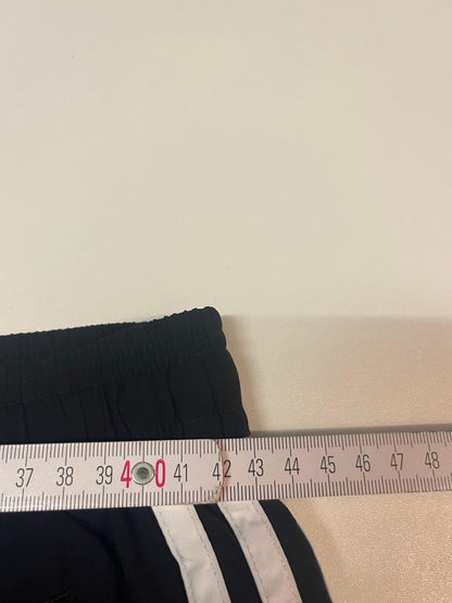 Entdecke unsere Vintage Track Pants von Nike und anderen Marken, erhältlich bei Valuxery.de - Dein Shop für trendige Vintage - Kleidung. Unsere Track Pants sind aus hochwertigen Materialien und