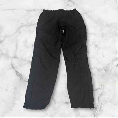 Entdecke unsere Vintage Track Pants von Nike und anderen Marken, erhältlich bei Valuxery.de - Dein Shop für trendige Vintage - Kleidung. Unsere Track Pants sind aus hochwertigen Materialien und