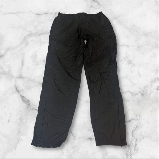 Entdecke unsere Vintage Track Pants von Nike und anderen Marken, erhältlich bei Valuxery.de - Dein Shop für trendige Vintage - Kleidung. Unsere Track Pants sind aus hochwertigen Materialien und