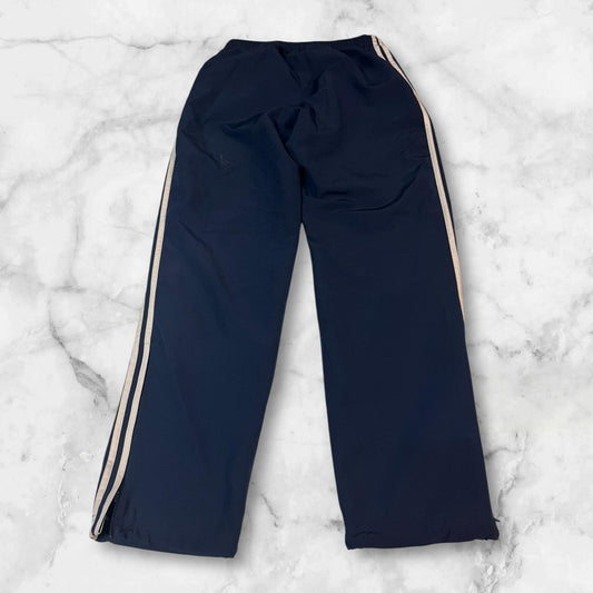 Entdecke unsere Vintage Track Pants von Nike und anderen Marken, erhältlich bei Valuxery.de - Dein Shop für trendige Vintage - Kleidung. Unsere Track Pants sind aus hochwertigen Materialien und