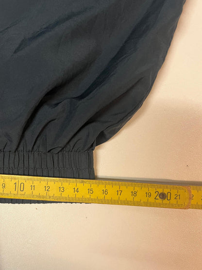 Entdecke unsere Vintage Track Pants von Nike und anderen Marken, erhältlich bei Valuxery.de - Dein Shop für trendige Vintage - Kleidung. Unsere Track Pants sind aus hochwertigen Materialien und