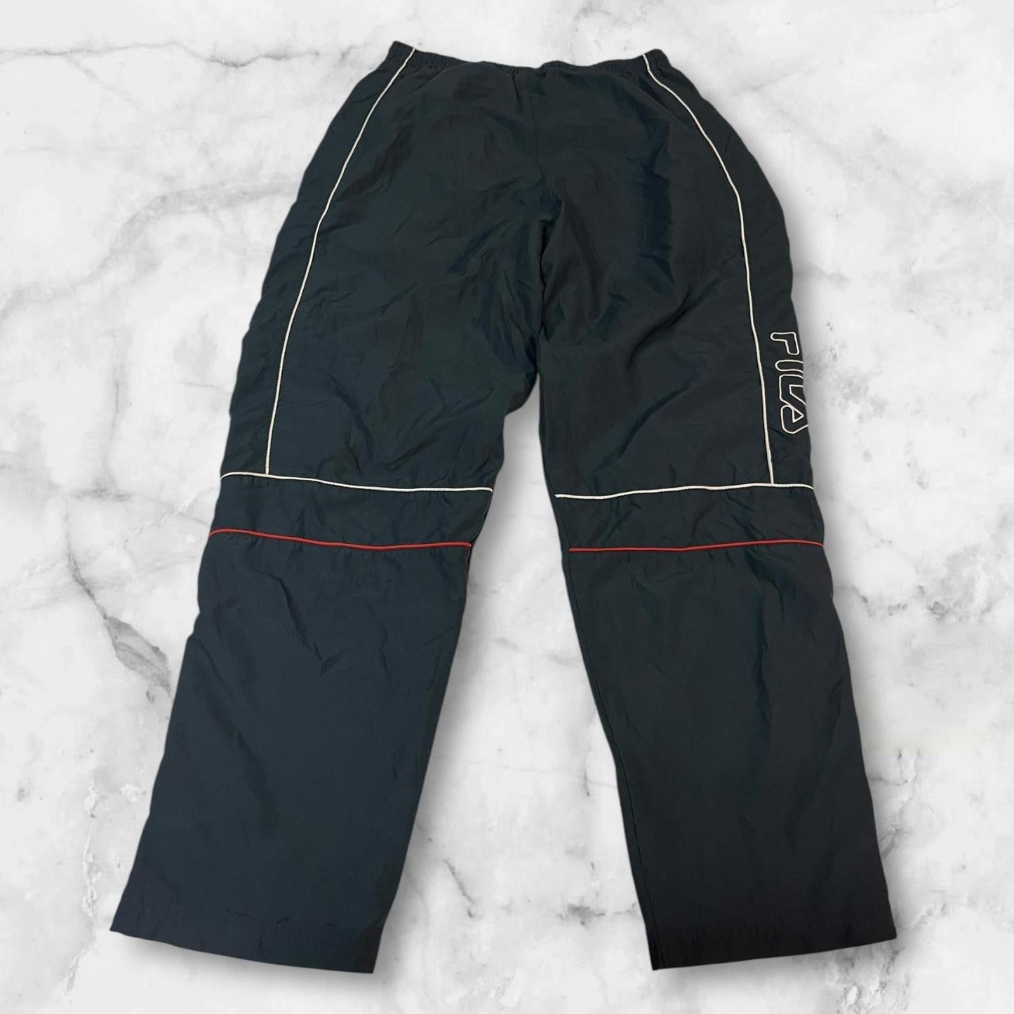Entdecke unsere Vintage Track Pants von Nike und anderen Marken, erhältlich bei Valuxery.de - Dein Shop für trendige Vintage - Kleidung. Unsere Track Pants sind aus hochwertigen Materialien und