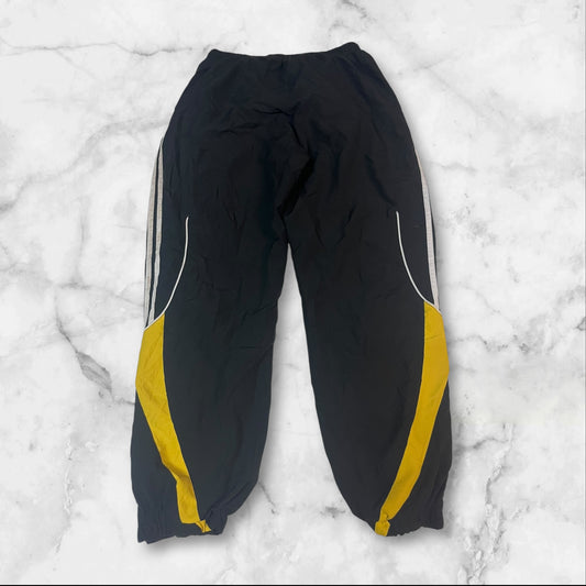 Entdecke unsere Vintage Track Pants von Nike und anderen Marken, erhältlich bei Valuxery.de - Dein Shop für trendige Vintage - Kleidung. Unsere Track Pants sind aus hochwertigen Materialien und