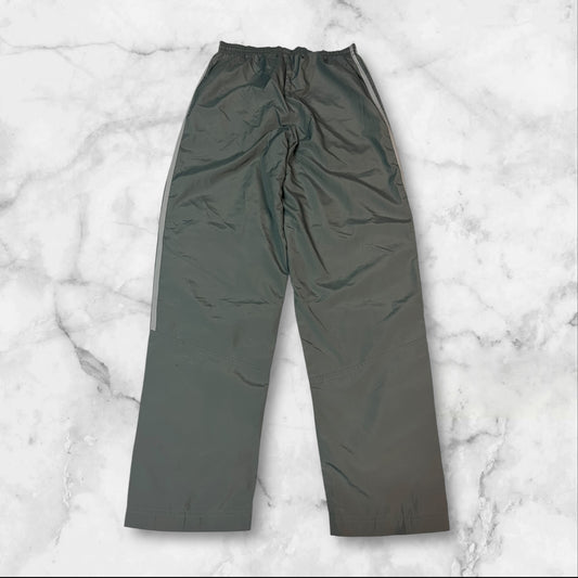 Entdecke unsere Vintage Track Pants von Nike und anderen Marken, erhältlich bei Valuxery.de - Dein Shop für trendige Vintage - Kleidung. Unsere Track Pants sind aus hochwertigen Materialien und