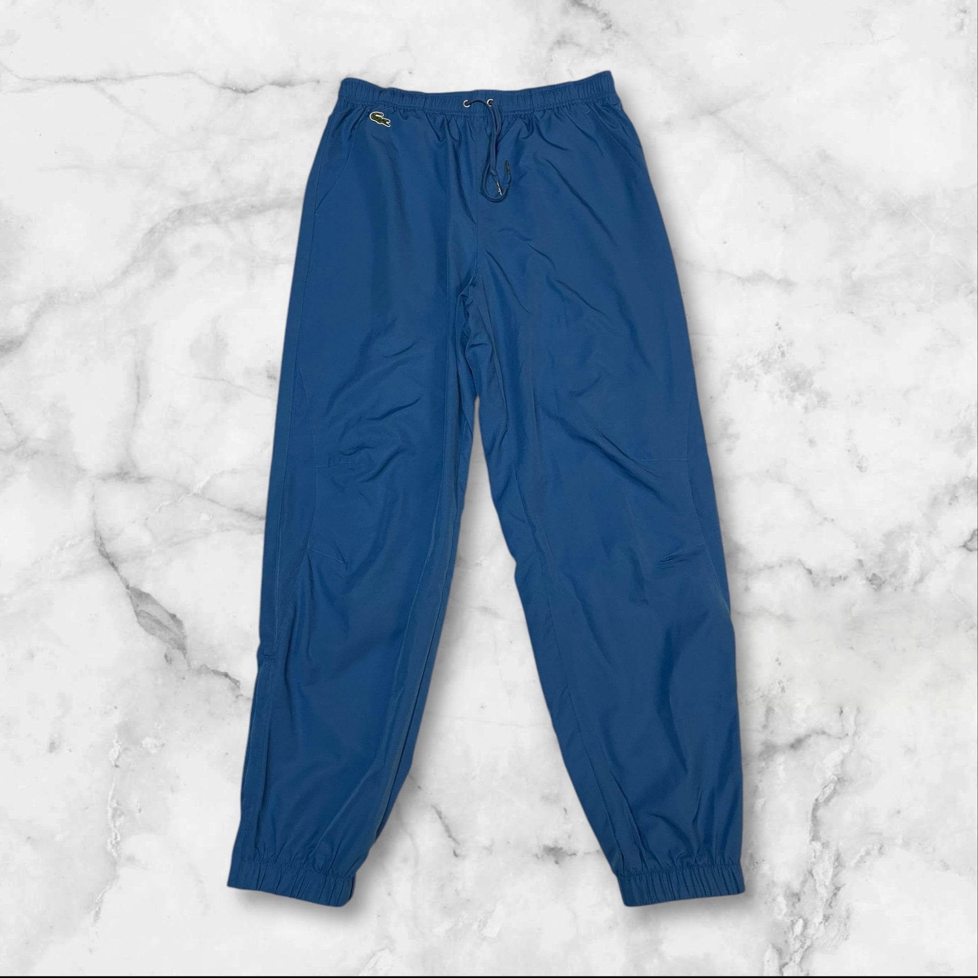 Entdecke unsere Vintage Track Pants von Nike und anderen Marken, erhältlich bei Valuxery.de - Dein Shop für trendige Vintage - Kleidung. Unsere Track Pants sind aus hochwertigen Materialien und