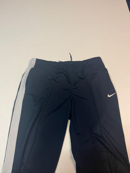 Entdecke unsere Vintage Track Pants von Nike und anderen Marken, erhältlich bei Valuxery.de - Dein Shop für trendige Vintage - Kleidung. Unsere Track Pants sind aus hochwertigen Materialien und