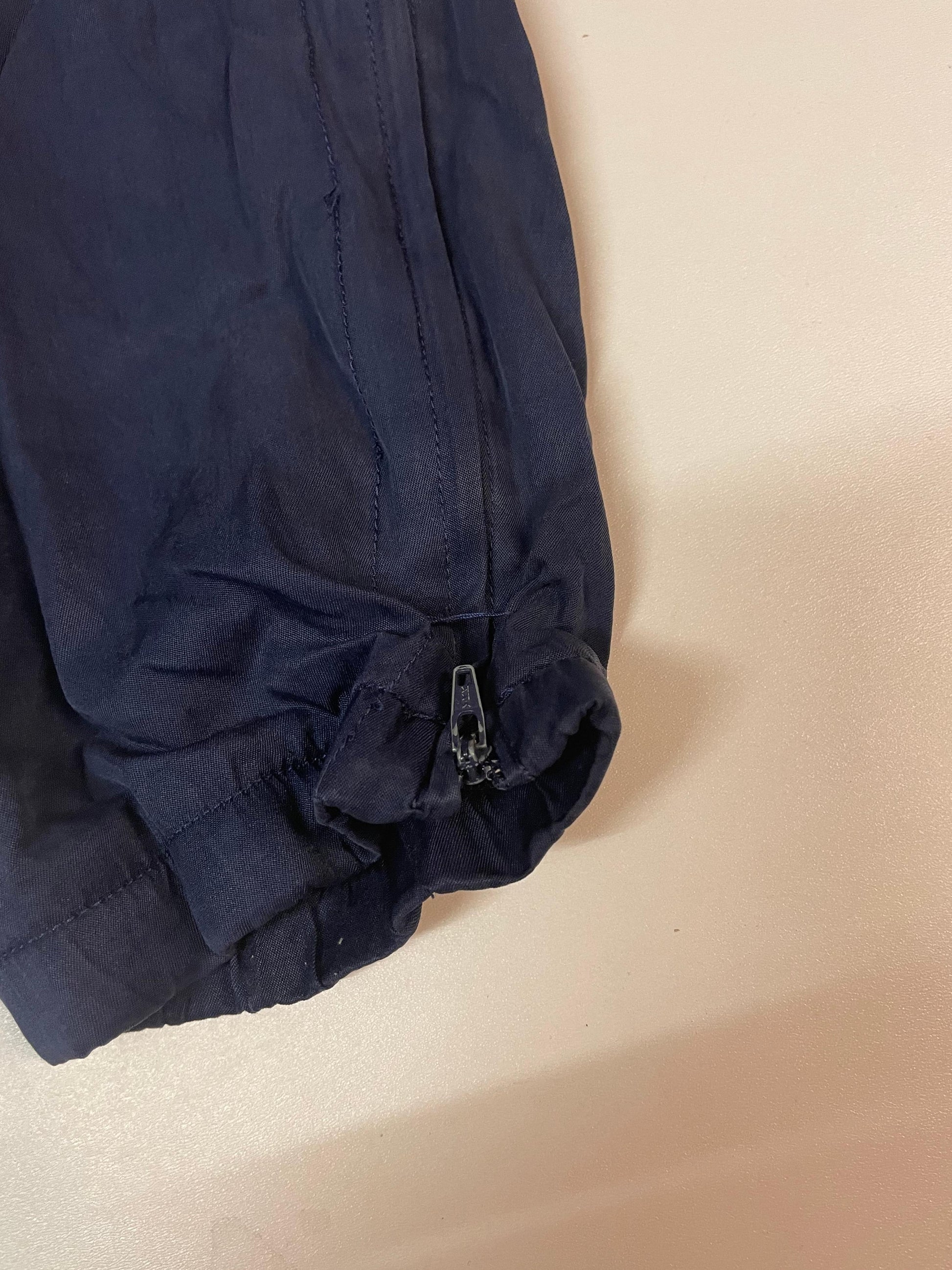 Entdecke unsere Vintage Track Pants von Nike und anderen Marken, erhältlich bei Valuxery.de - Dein Shop für trendige Vintage - Kleidung. Unsere Track Pants sind aus hochwertigen Materialien und