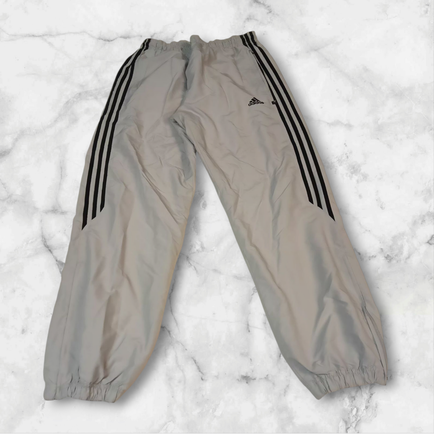 Entdecke unsere Vintage Track Pants von Nike und anderen Marken, erhältlich bei Valuxery.de - Dein Shop für trendige Vintage - Kleidung. Unsere Track Pants sind aus hochwertigen Materialien und