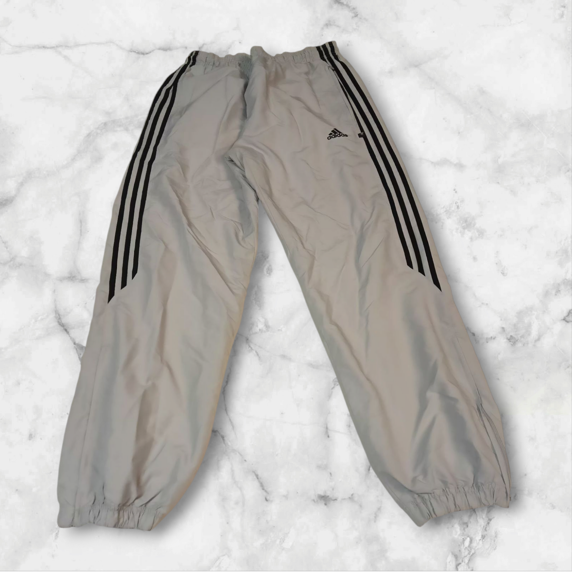 Entdecke unsere Vintage Track Pants von Nike und anderen Marken, erhältlich bei Valuxery.de - Dein Shop für trendige Vintage - Kleidung. Unsere Track Pants sind aus hochwertigen Materialien und