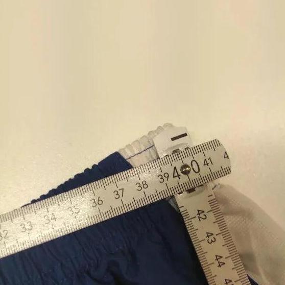 Entdecke unsere Vintage Track Pants von Nike und anderen Marken, erhältlich bei Valuxery.de - Dein Shop für trendige Vintage - Kleidung. Unsere Track Pants sind aus hochwertigen Materialien und