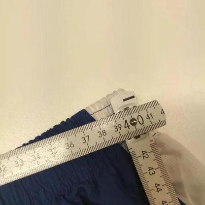 Entdecke unsere Vintage Track Pants von Nike und anderen Marken, erhältlich bei Valuxery.de - Dein Shop für trendige Vintage - Kleidung. Unsere Track Pants sind aus hochwertigen Materialien und