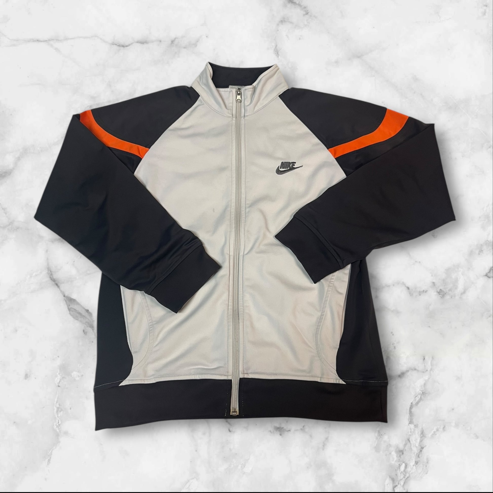 Entdecke unsere Vintage Track Pants von Nike und anderen Marken, erhältlich bei Valuxery.de - Dein Shop für trendige Vintage - Kleidung. Unsere Track Pants sind aus hochwertigen Materialien und