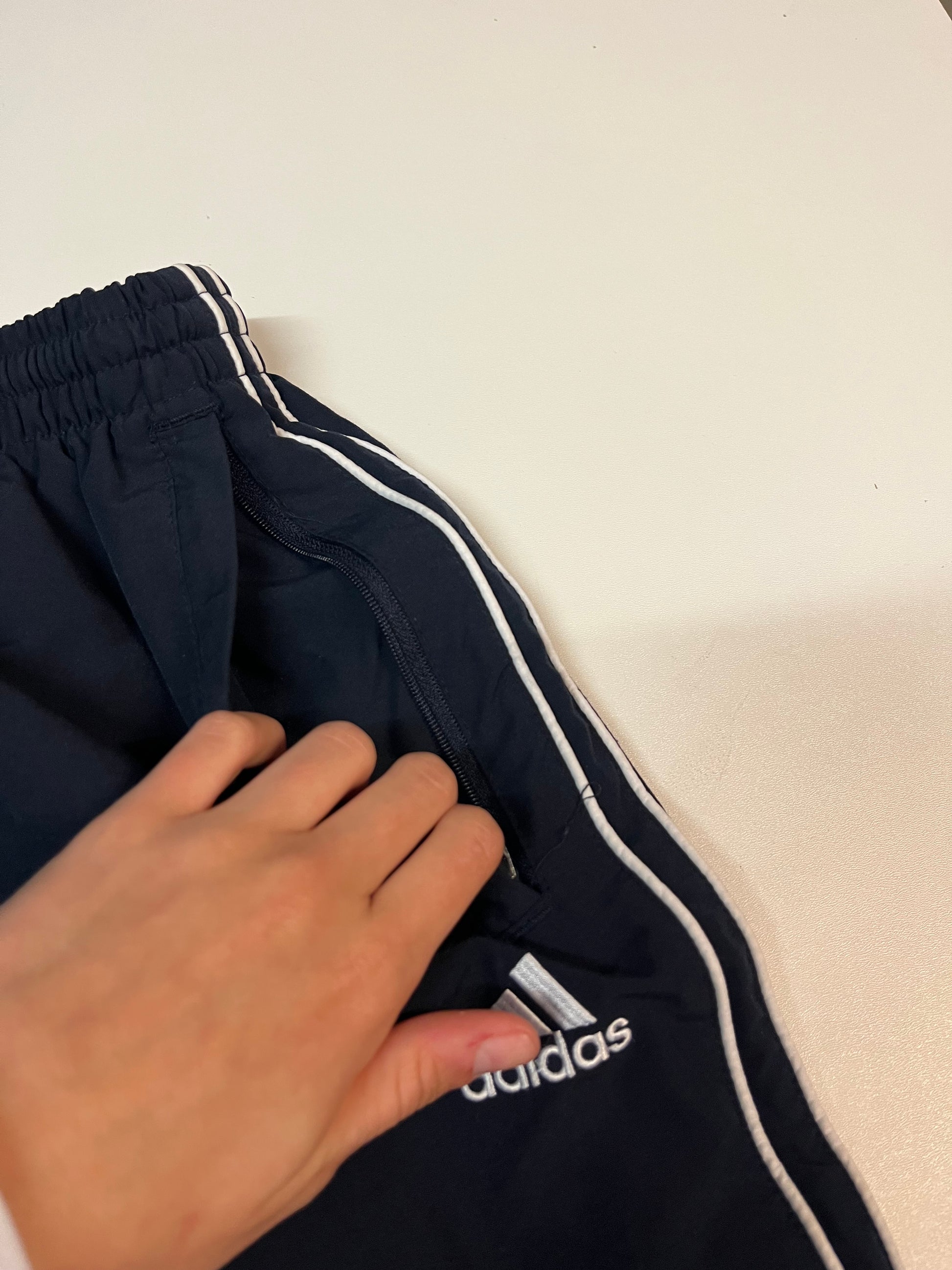 Entdecke unsere Vintage Track Pants von Nike und anderen Marken, erhältlich bei Valuxery.de - Dein Shop für trendige Vintage - Kleidung. Unsere Track Pants sind aus hochwertigen Materialien und