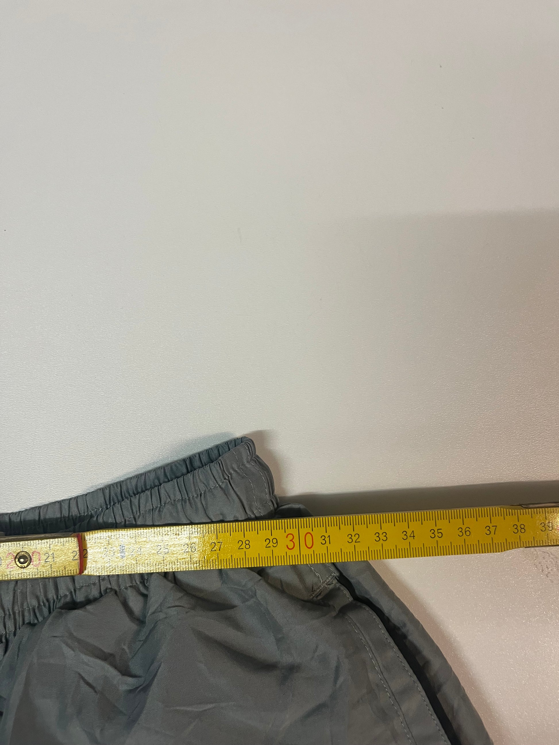 Entdecke unsere Vintage Track Pants von Nike und anderen Marken, erhältlich bei Valuxery.de - Dein Shop für trendige Vintage - Kleidung. Unsere Track Pants sind aus hochwertigen Materialien und
