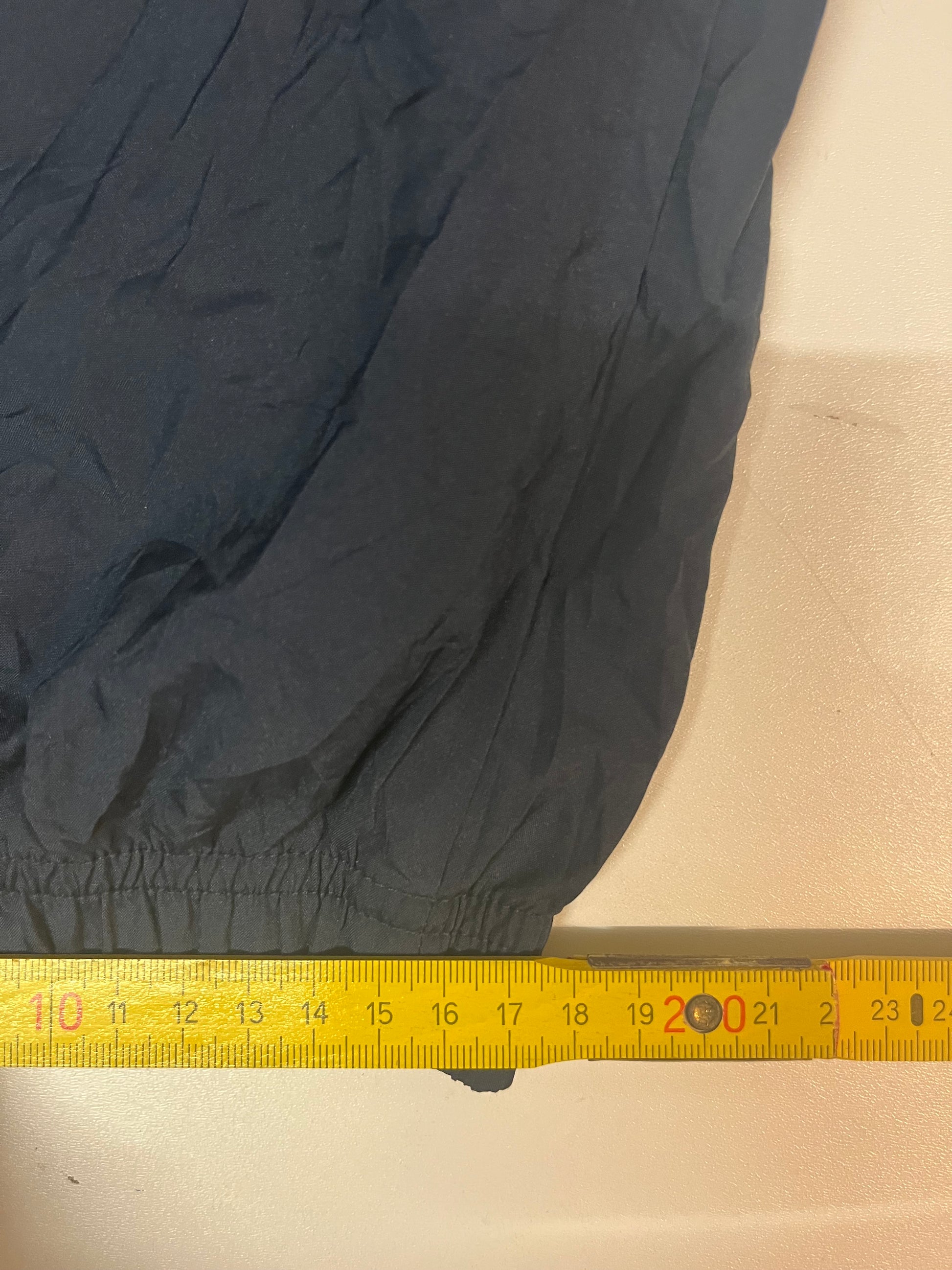 Entdecke unsere Vintage Track Pants von Nike und anderen Marken, erhältlich bei Valuxery.de - Dein Shop für trendige Vintage - Kleidung. Unsere Track Pants sind aus hochwertigen Materialien und