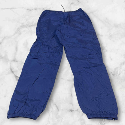 Entdecke unsere Vintage Track Pants von Nike und anderen Marken, erhältlich bei Valuxery.de - Dein Shop für trendige Vintage - Kleidung. Unsere Track Pants sind aus hochwertigen Materialien und