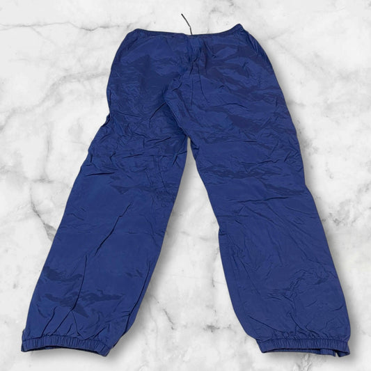 Entdecke unsere Vintage Track Pants von Nike und anderen Marken, erhältlich bei Valuxery.de - Dein Shop für trendige Vintage - Kleidung. Unsere Track Pants sind aus hochwertigen Materialien und