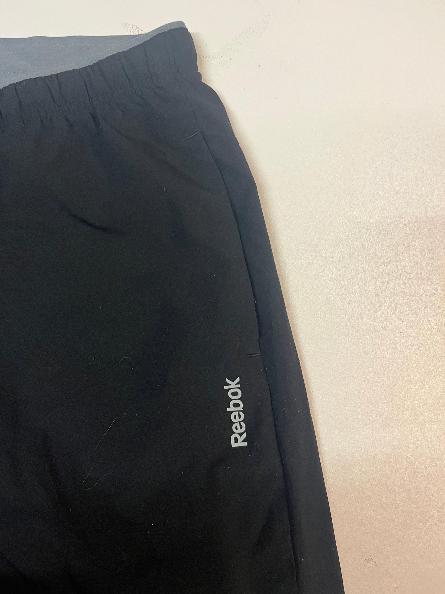 Entdecke unsere Vintage Track Pants von Nike und anderen Marken, erhältlich bei Valuxery.de - Dein Shop für trendige Vintage - Kleidung. Unsere Track Pants sind aus hochwertigen Materialien und