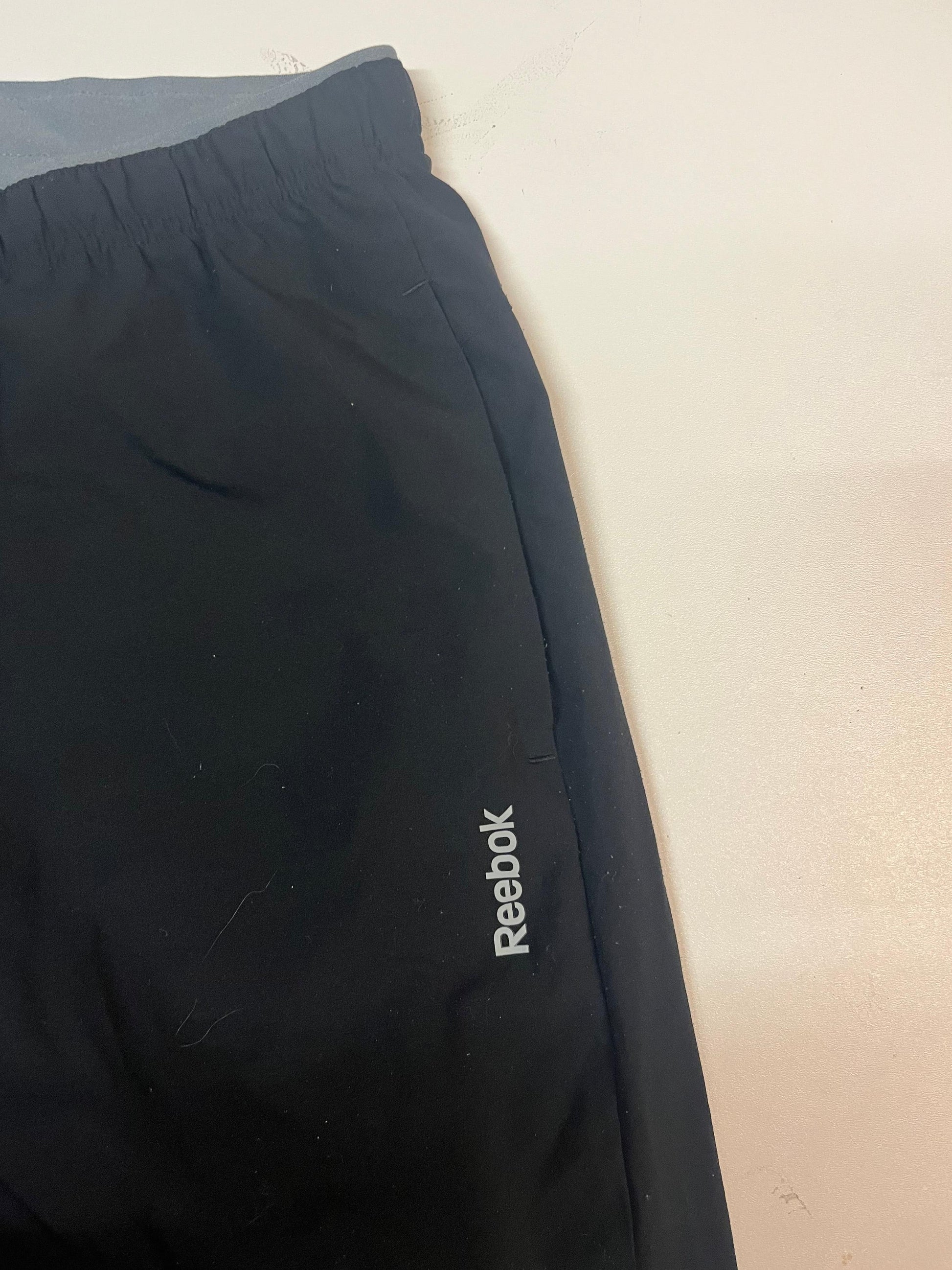 Entdecke unsere Vintage Track Pants von Nike und anderen Marken, erhältlich bei Valuxery.de - Dein Shop für trendige Vintage - Kleidung. Unsere Track Pants sind aus hochwertigen Materialien und