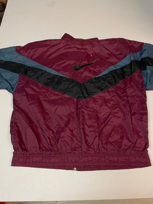 Entdecke unsere Vintage Track Pants von Nike und anderen Marken, erhältlich bei Valuxery.de - Dein Shop für trendige Vintage - Kleidung. Unsere Track Pants sind aus hochwertigen Materialien und
