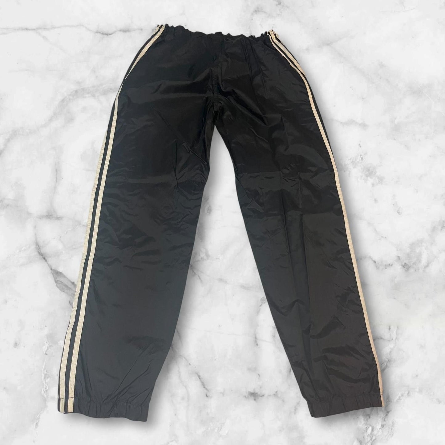 Entdecke unsere Vintage Track Pants von Nike und anderen Marken, erhältlich bei Valuxery.de - Dein Shop für trendige Vintage - Kleidung. Unsere Track Pants sind aus hochwertigen Materialien und