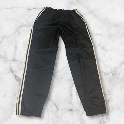 Entdecke unsere Vintage Track Pants von Nike und anderen Marken, erhältlich bei Valuxery.de - Dein Shop für trendige Vintage - Kleidung. Unsere Track Pants sind aus hochwertigen Materialien und