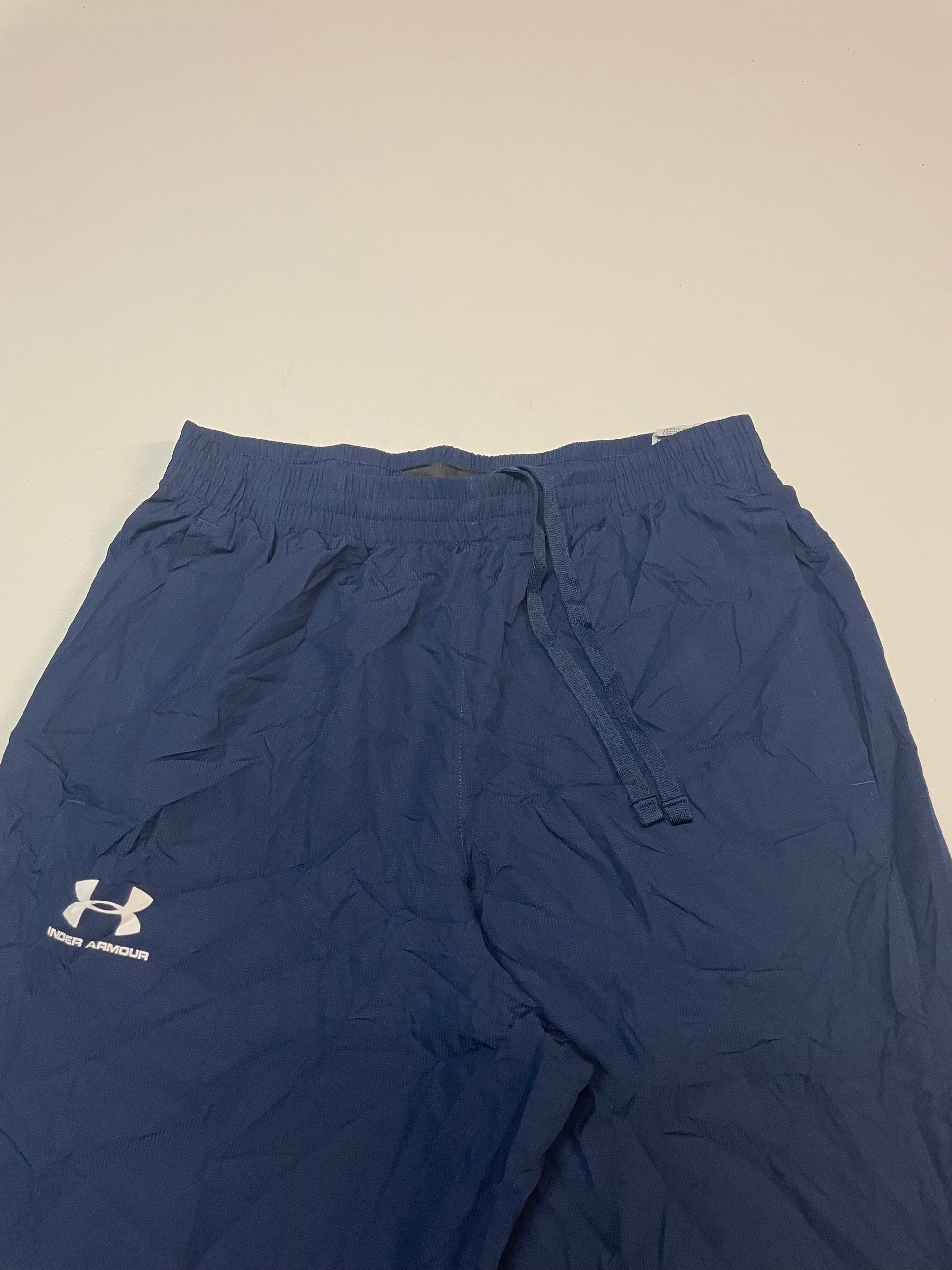 Entdecke unsere Vintage Track Pants von Nike und anderen Marken, erhältlich bei Valuxery.de - Dein Shop für trendige Vintage - Kleidung. Unsere Track Pants sind aus hochwertigen Materialien und