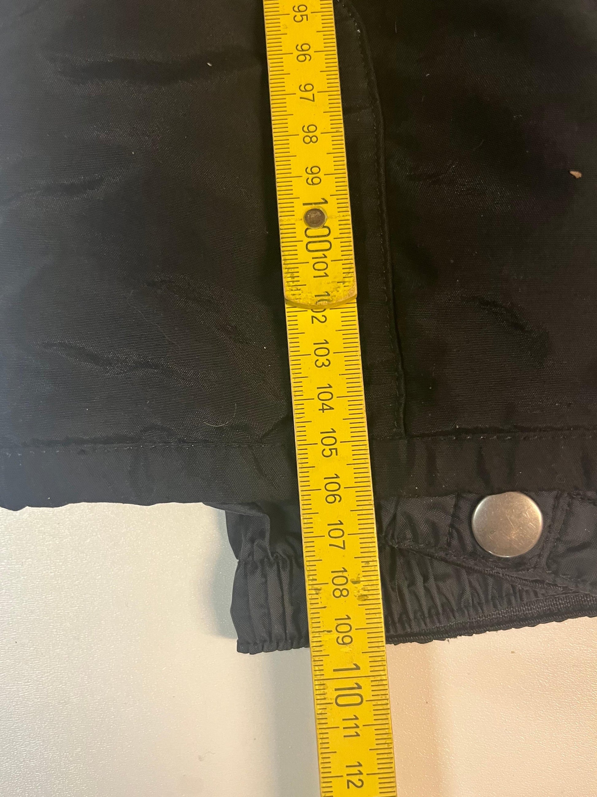 Entdecke unsere Vintage Track Pants von Nike und anderen Marken, erhältlich bei Valuxery.de - Dein Shop für trendige Vintage - Kleidung. Unsere Track Pants sind aus hochwertigen Materialien und