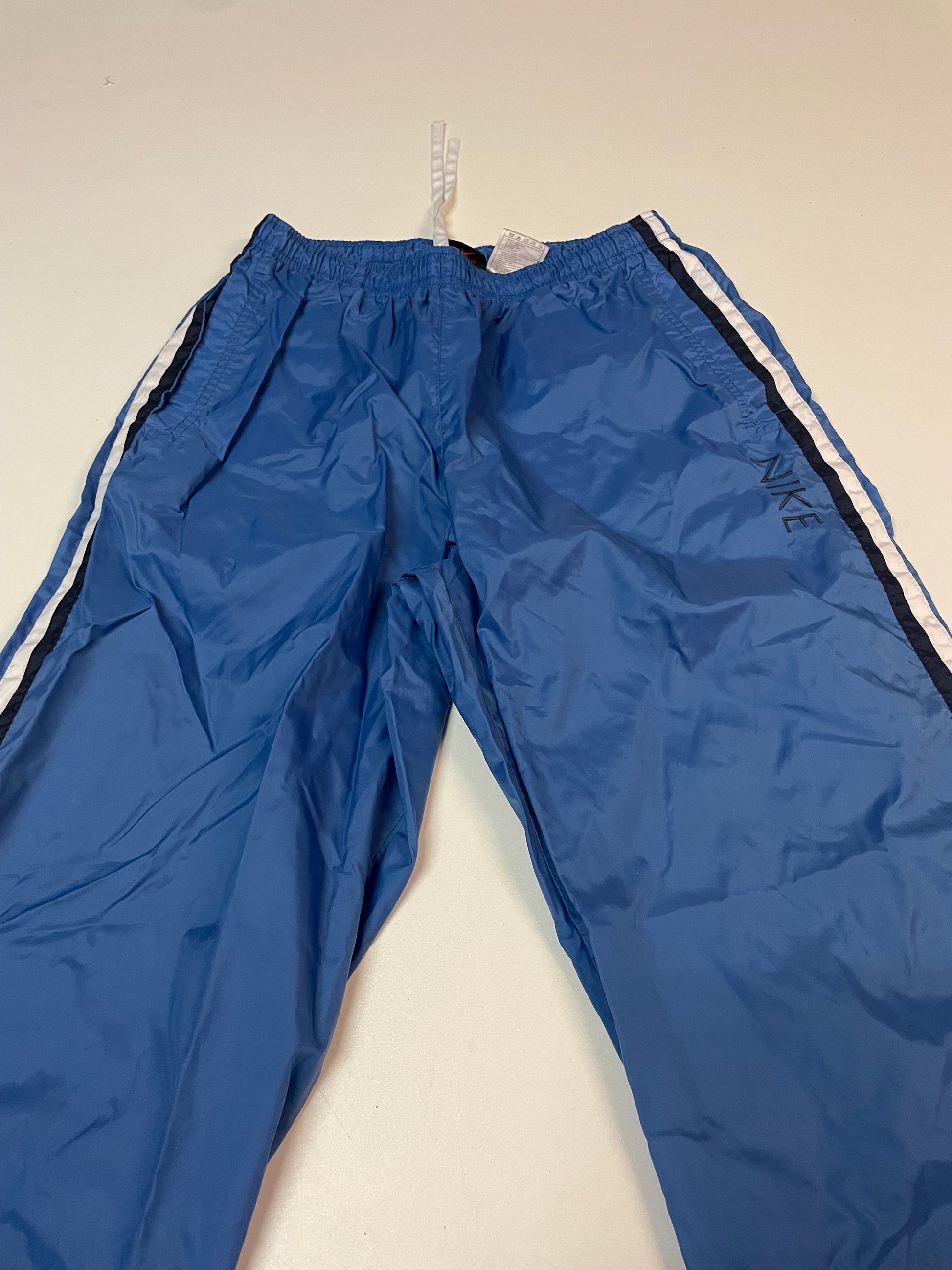 Entdecke unsere Vintage Track Pants von Nike und anderen Marken, erhältlich bei Valuxery.de - Dein Shop für trendige Vintage - Kleidung. Unsere Track Pants sind aus hochwertigen Materialien und