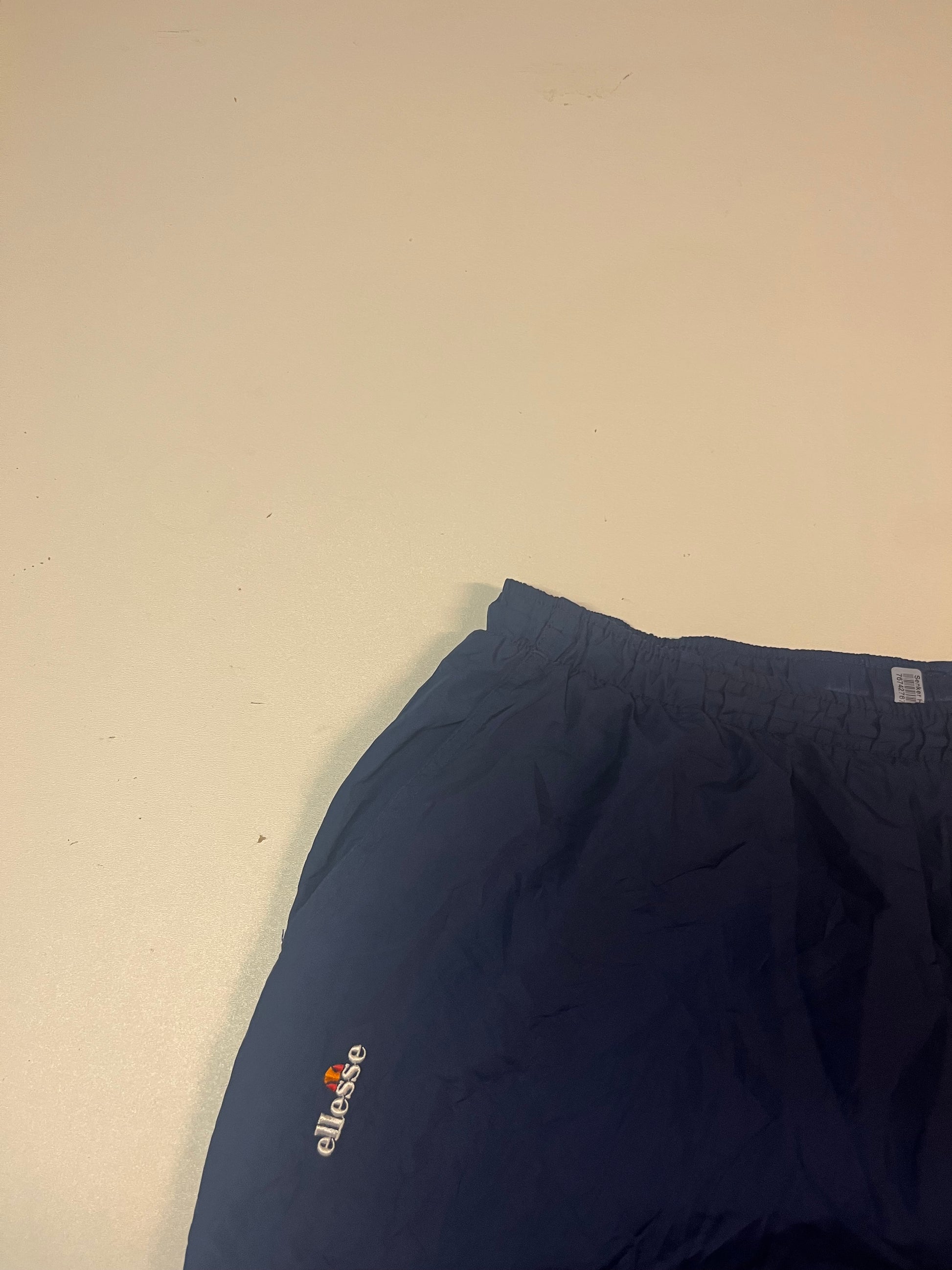 Entdecke unsere Vintage Track Pants von Nike und anderen Marken, erhältlich bei Valuxery.de - Dein Shop für trendige Vintage - Kleidung. Unsere Track Pants sind aus hochwertigen Materialien und
