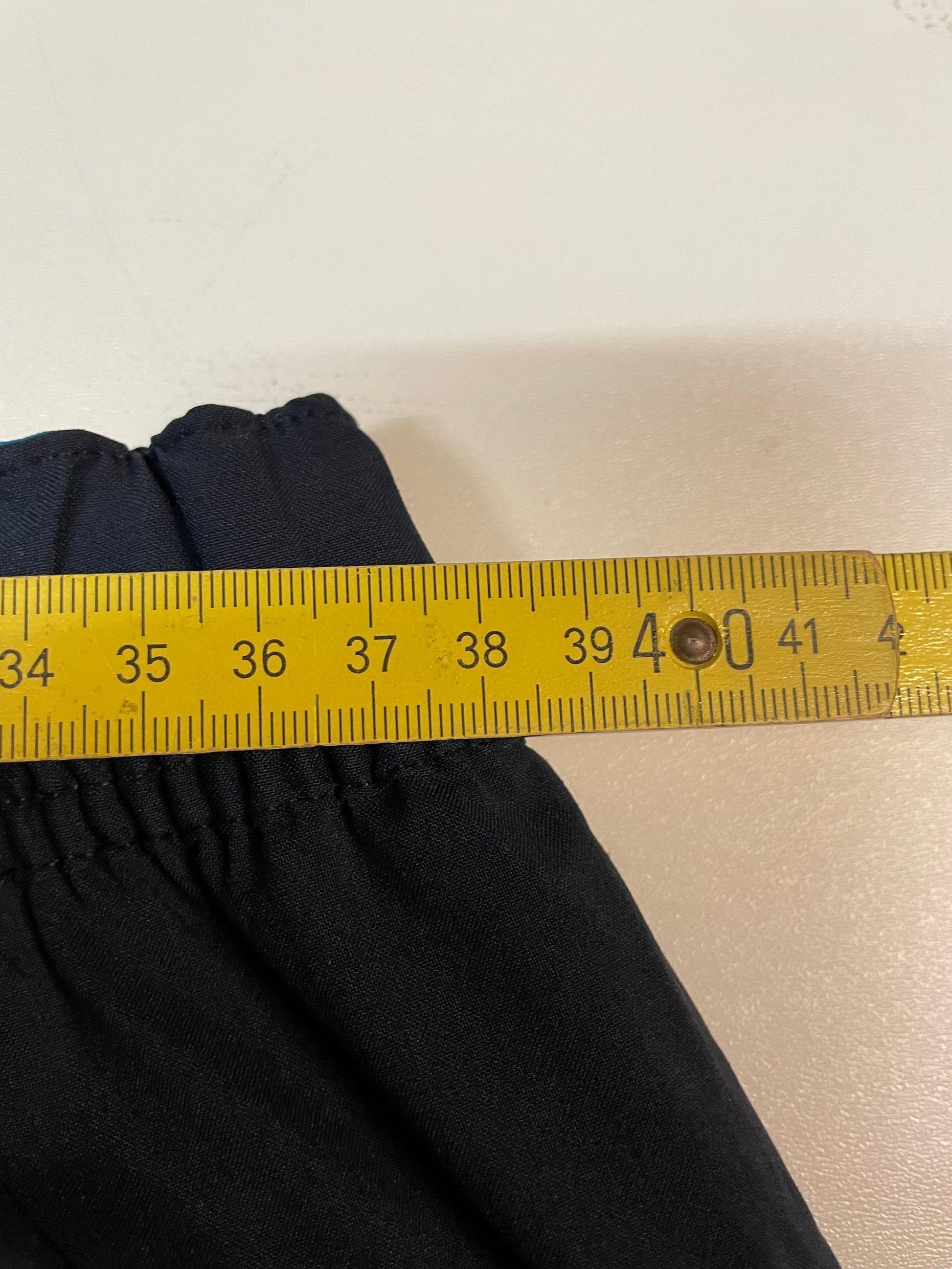Entdecke unsere Vintage Track Pants von Nike und anderen Marken, erhältlich bei Valuxery.de - Dein Shop für trendige Vintage - Kleidung. Unsere Track Pants sind aus hochwertigen Materialien und