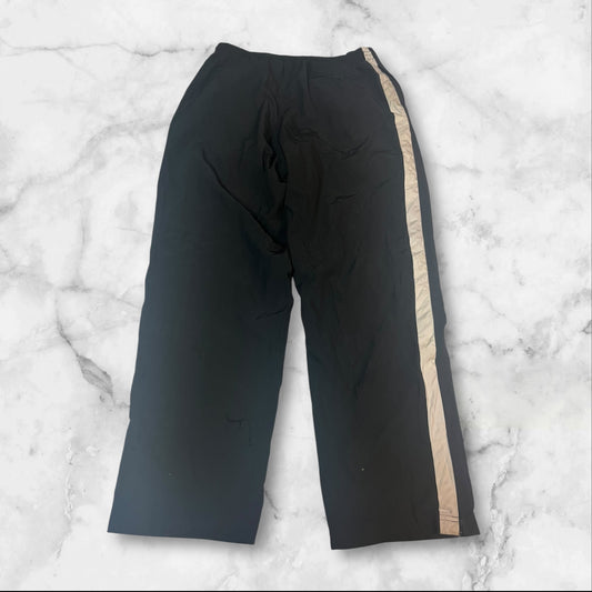 Entdecke unsere Vintage Track Pants von Nike und anderen Marken, erhältlich bei Valuxery.de - Dein Shop für trendige Vintage - Kleidung. Unsere Track Pants sind aus hochwertigen Materialien und