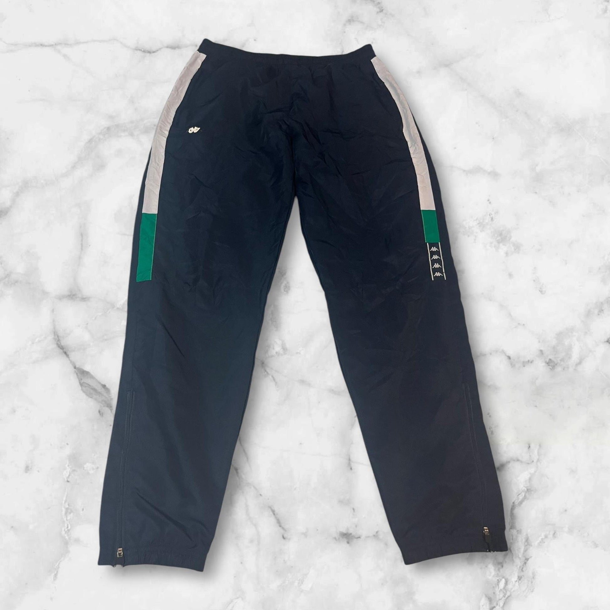 Entdecke unsere Vintage Track Pants von Nike und anderen Marken, erhältlich bei Valuxery.de - Dein Shop für trendige Vintage - Kleidung. Unsere Track Pants sind aus hochwertigen Materialien und