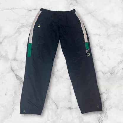 Entdecke unsere Vintage Track Pants von Nike und anderen Marken, erhältlich bei Valuxery.de - Dein Shop für trendige Vintage - Kleidung. Unsere Track Pants sind aus hochwertigen Materialien und