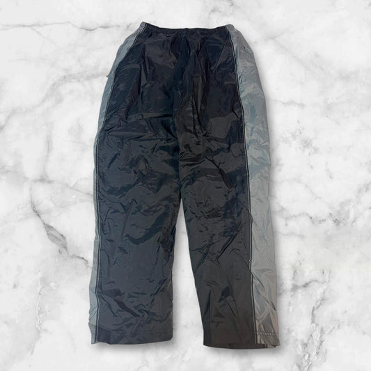 Entdecke unsere Vintage Track Pants von Nike und anderen Marken, erhältlich bei Valuxery.de - Dein Shop für trendige Vintage - Kleidung. Unsere Track Pants sind aus hochwertigen Materialien und
