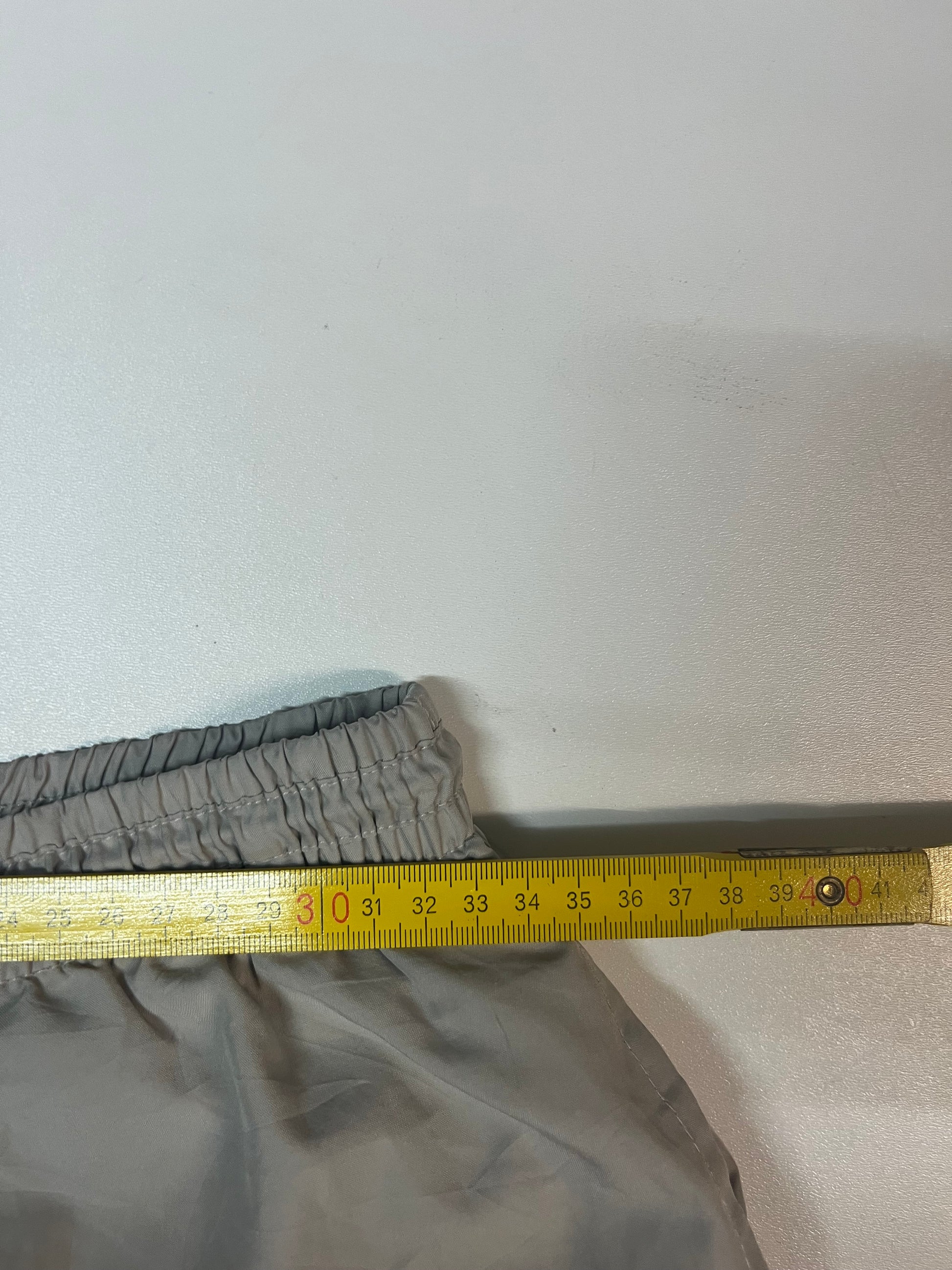 Entdecke unsere Vintage Track Pants von Nike und anderen Marken, erhältlich bei Valuxery.de - Dein Shop für trendige Vintage - Kleidung. Unsere Track Pants sind aus hochwertigen Materialien und