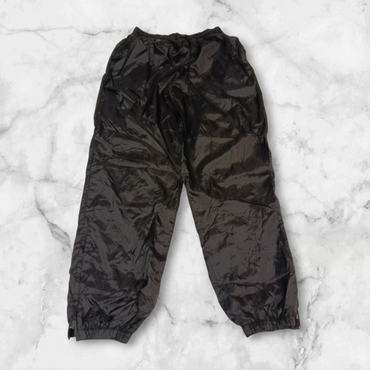 Entdecke unsere Vintage Track Pants von Nike und anderen Marken, erhältlich bei Valuxery.de - Dein Shop für trendige Vintage - Kleidung. Unsere Track Pants sind aus hochwertigen Materialien und