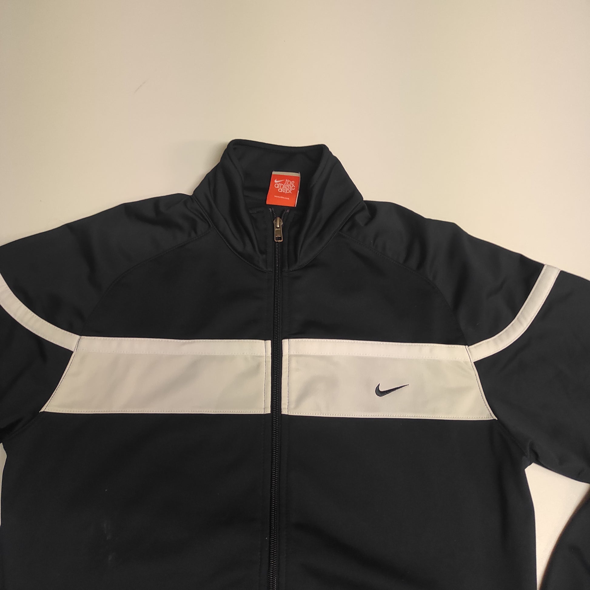 Entdecke unsere Vintage Track Pants von Nike und anderen Marken, erhältlich bei Valuxery.de - Dein Shop für trendige Vintage - Kleidung. Unsere Track Pants sind aus hochwertigen Materialien und