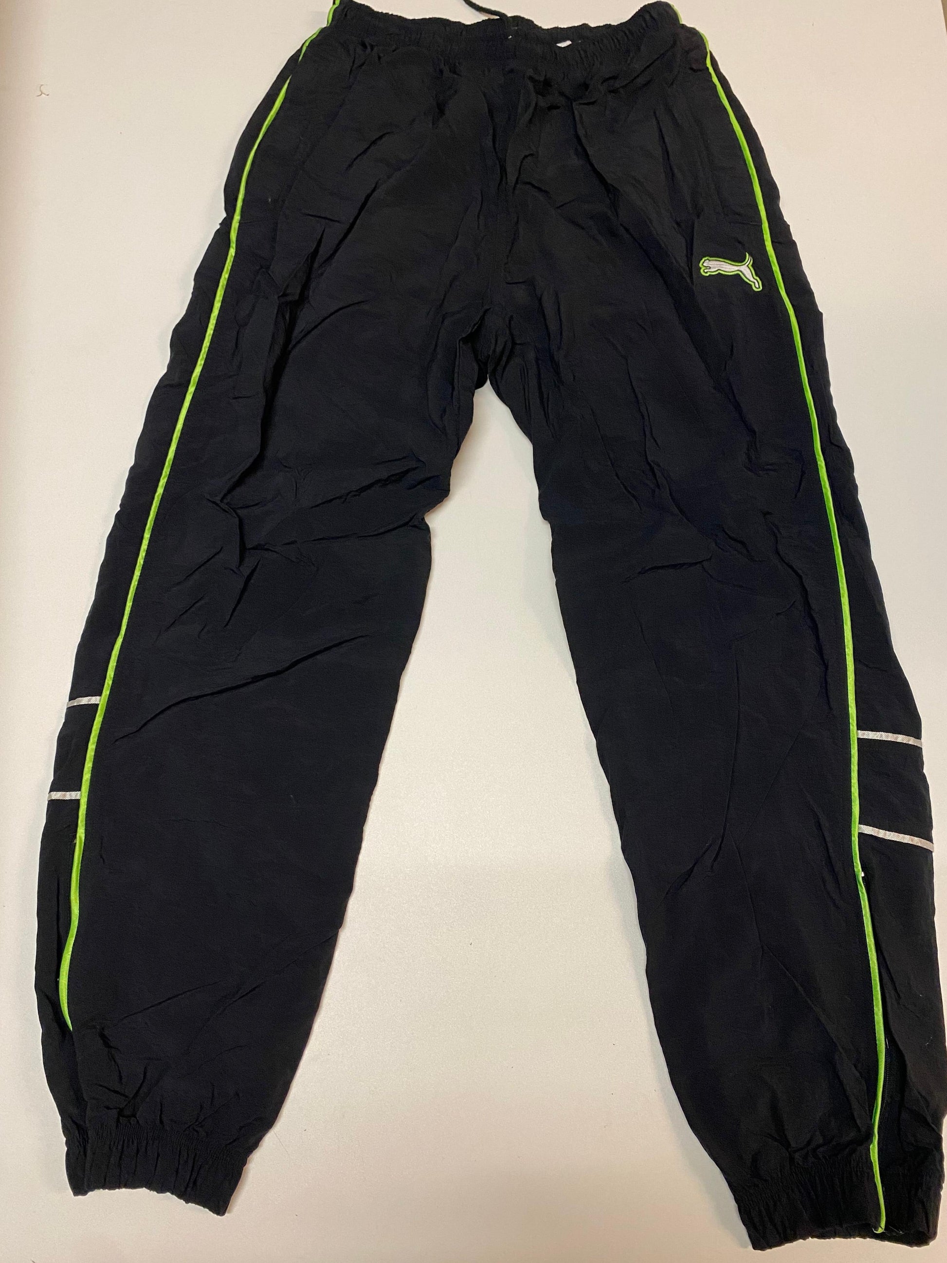 Entdecke unsere Vintage Track Pants von Nike und anderen Marken, erhältlich bei Valuxery.de - Dein Shop für trendige Vintage - Kleidung. Unsere Track Pants sind aus hochwertigen Materialien und