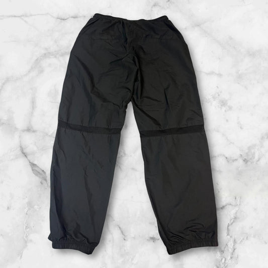 Entdecke unsere Vintage Track Pants von Nike und anderen Marken, erhältlich bei Valuxery.de - Dein Shop für trendige Vintage - Kleidung. Unsere Track Pants sind aus hochwertigen Materialien und