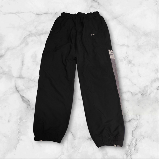 Entdecke unsere Vintage Track Pants von Nike und anderen Marken, erhältlich bei Valuxery.de - Dein Shop für trendige Vintage - Kleidung. Unsere Track Pants sind aus hochwertigen Materialien und