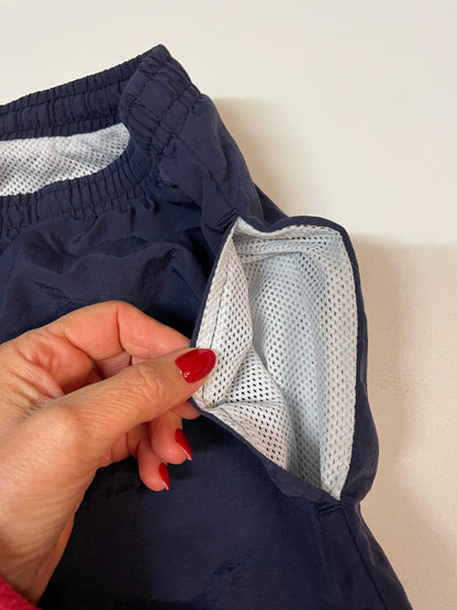 Entdecke unsere Vintage Track Pants von Nike und anderen Marken, erhältlich bei Valuxery.de - Dein Shop für trendige Vintage - Kleidung. Unsere Track Pants sind aus hochwertigen Materialien und