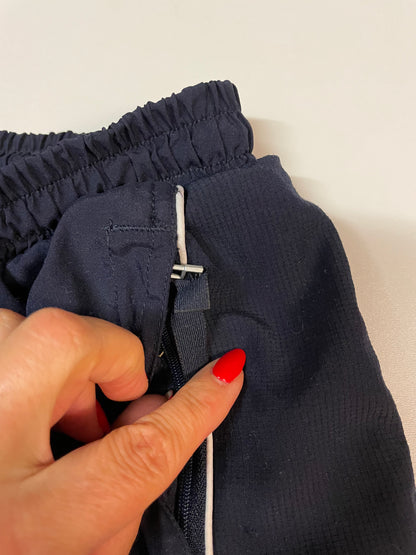 Entdecke unsere Vintage Track Pants von Nike und anderen Marken, erhältlich bei Valuxery.de - Dein Shop für trendige Vintage - Kleidung. Unsere Track Pants sind aus hochwertigen Materialien und