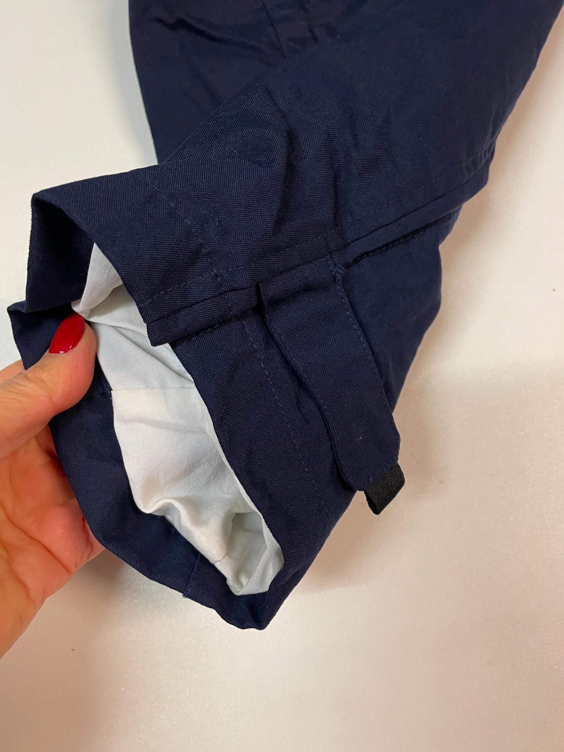 Entdecke unsere Vintage Track Pants von Nike und anderen Marken, erhältlich bei Valuxery.de - Dein Shop für trendige Vintage - Kleidung. Unsere Track Pants sind aus hochwertigen Materialien und