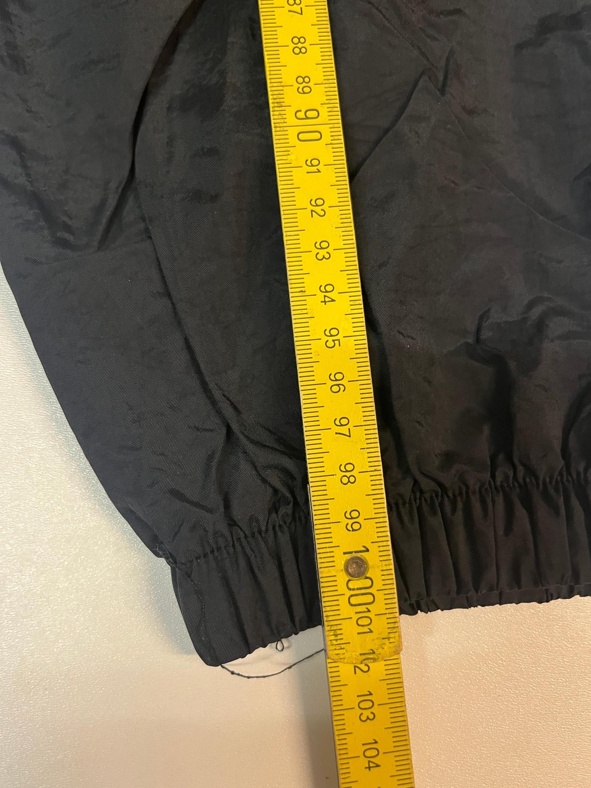 Entdecke unsere Vintage Track Pants von Nike und anderen Marken, erhältlich bei Valuxery.de - Dein Shop für trendige Vintage - Kleidung. Unsere Track Pants sind aus hochwertigen Materialien und
